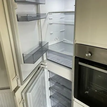 Modern 1 Bed Apartment, 10 Mins To Leeds Centre