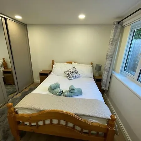 Modern 1 Bed Apartment, 10 Mins To Leeds Centre