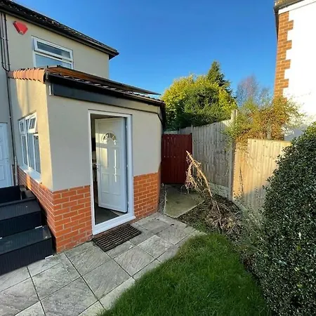 Modern 1 Bed Apartment, 10 Mins To Leeds Centre Apartman *