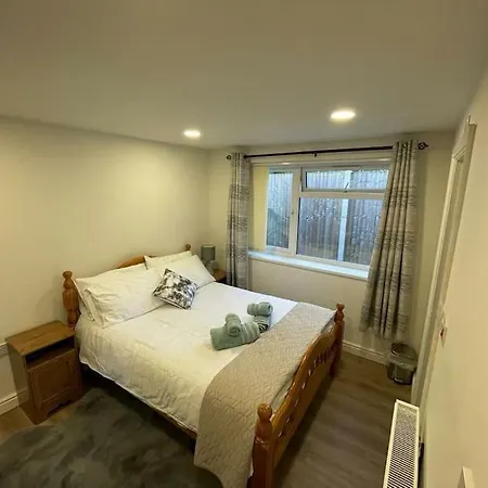 Modern 1 Bed Apartment, 10 Mins To Leeds Centre
