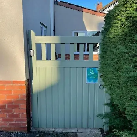 Modern 1 Bed Apartment, 10 Mins To Leeds Centre